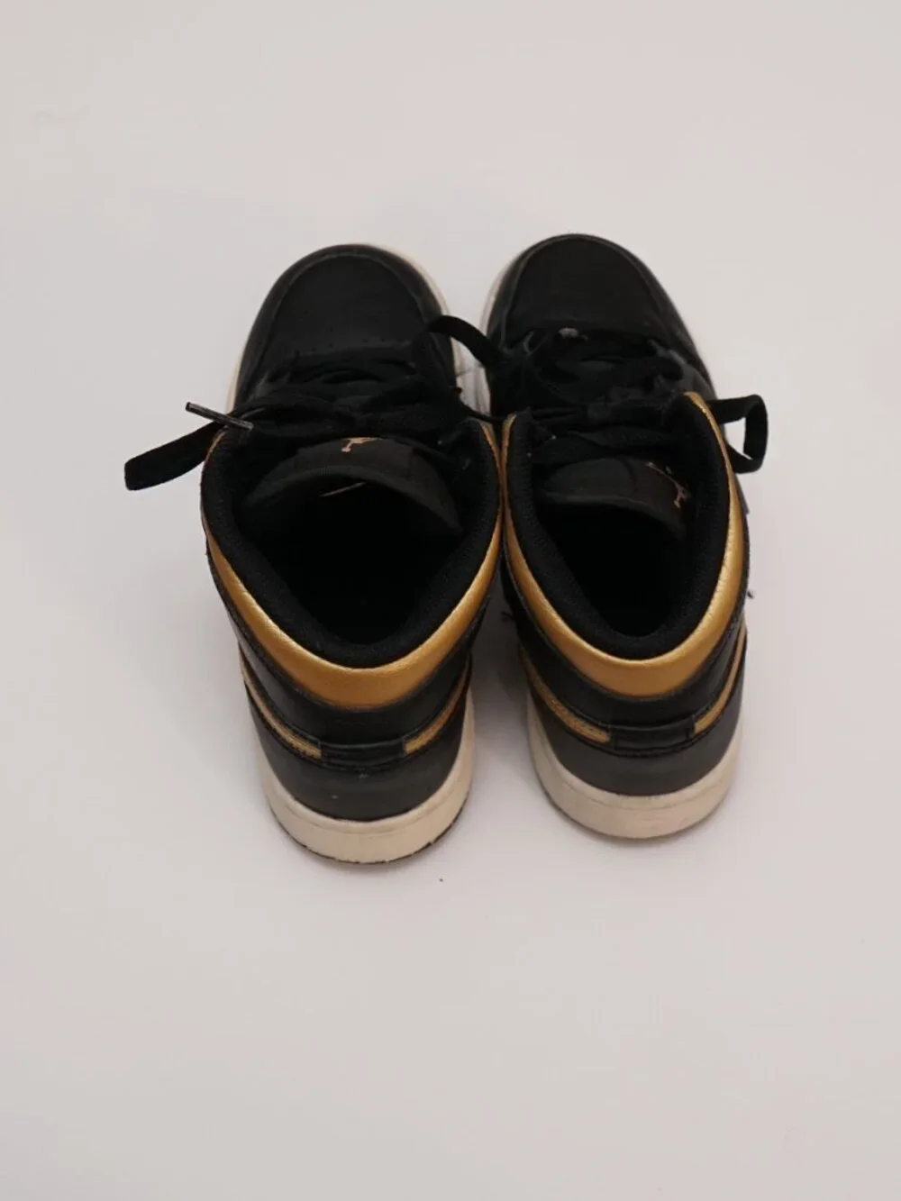 Nike Boys Air Jordan 1 Mid DQ8424-071 Black Gold-Tone Sneaker Size 3Y